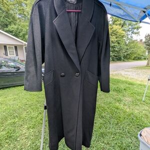 Black Trench Coat with Structured Shoulders and Notched Lapels